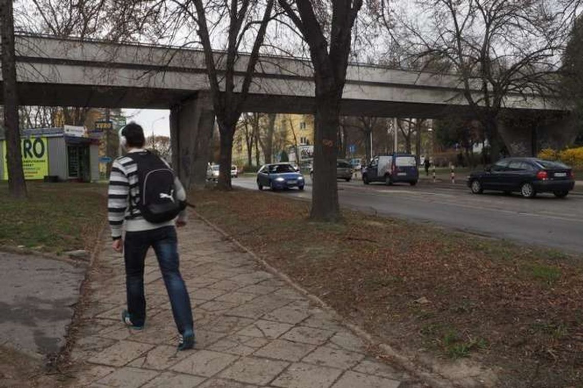 Nowa kładka nad ul. Sowińskiego już jesienią. Jak będziemy jeździć w trakcie przebudowy?