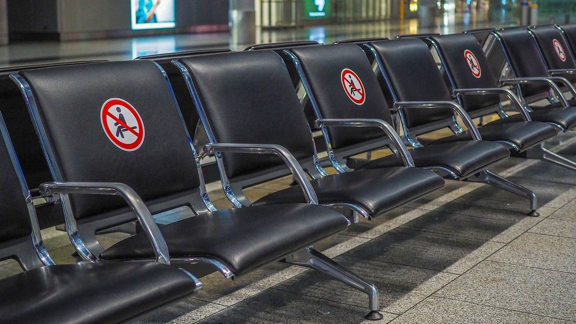 Nowa mutacja koronawirusa w Wielkiej Brytanii. Zawieszają połączenia lotnicze