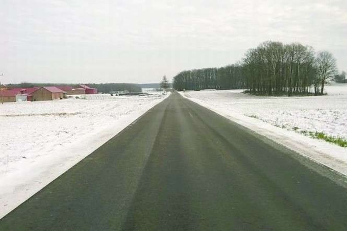 Nowa nawierzchnia na drodze z Annowa do Zakrzewa