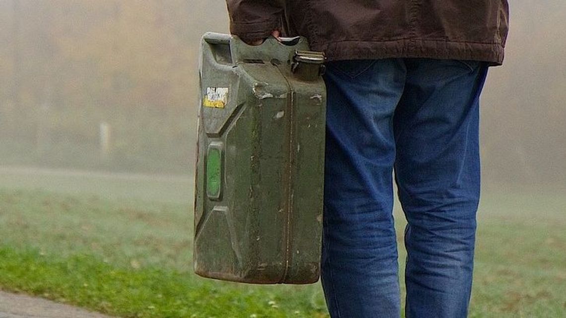 Nowa plaga kradzieży. Rozwiercają zbiorniki w samochodach i spuszczają paliwo Nowa plaga kradzieży. Rozwiercają zbiorniki w samochodach i spuszczają paliwo