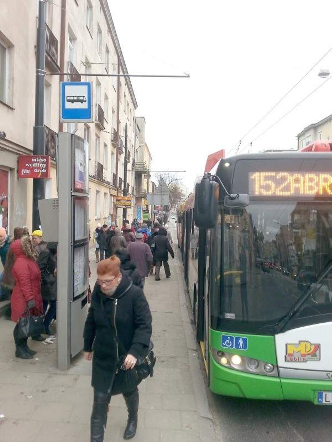 Nowa prowizorka przy Narutowicza. Wysięgniki trakcji nie dostają do jezdni