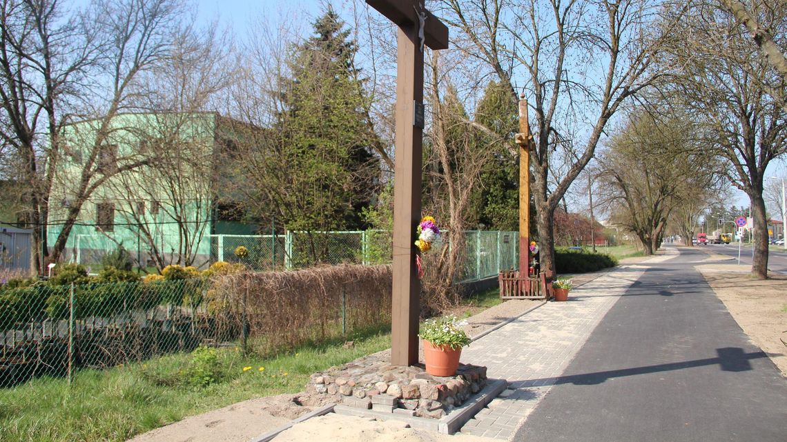Nowa przeszkoda dla pieszych. Krzyż wmurowany na środku chodnika