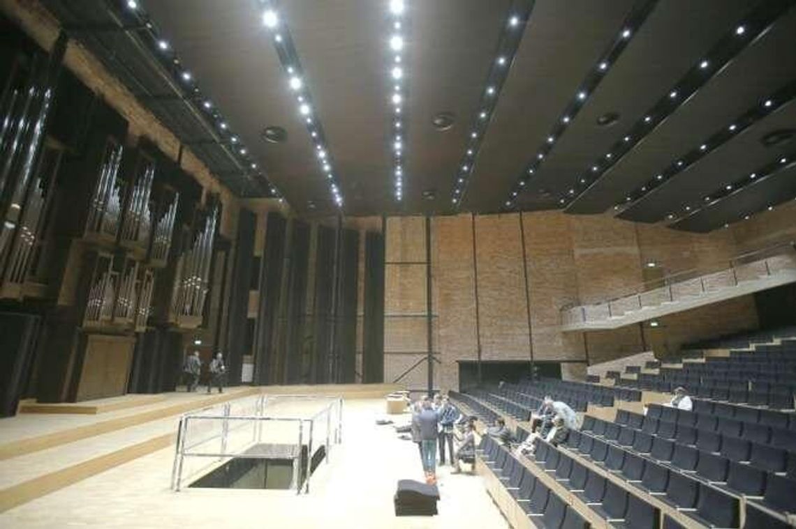 Nowa sala koncertowa Filharmonii Lubelskiej. Zasłonią cegły deskami?