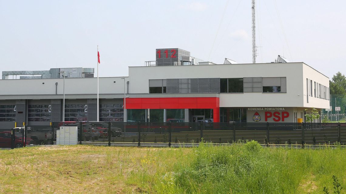 Nowa siedziba dla 53 strażaków. Ma ścianę wspinaczkową, siłownię i boisko [zdjęcia]