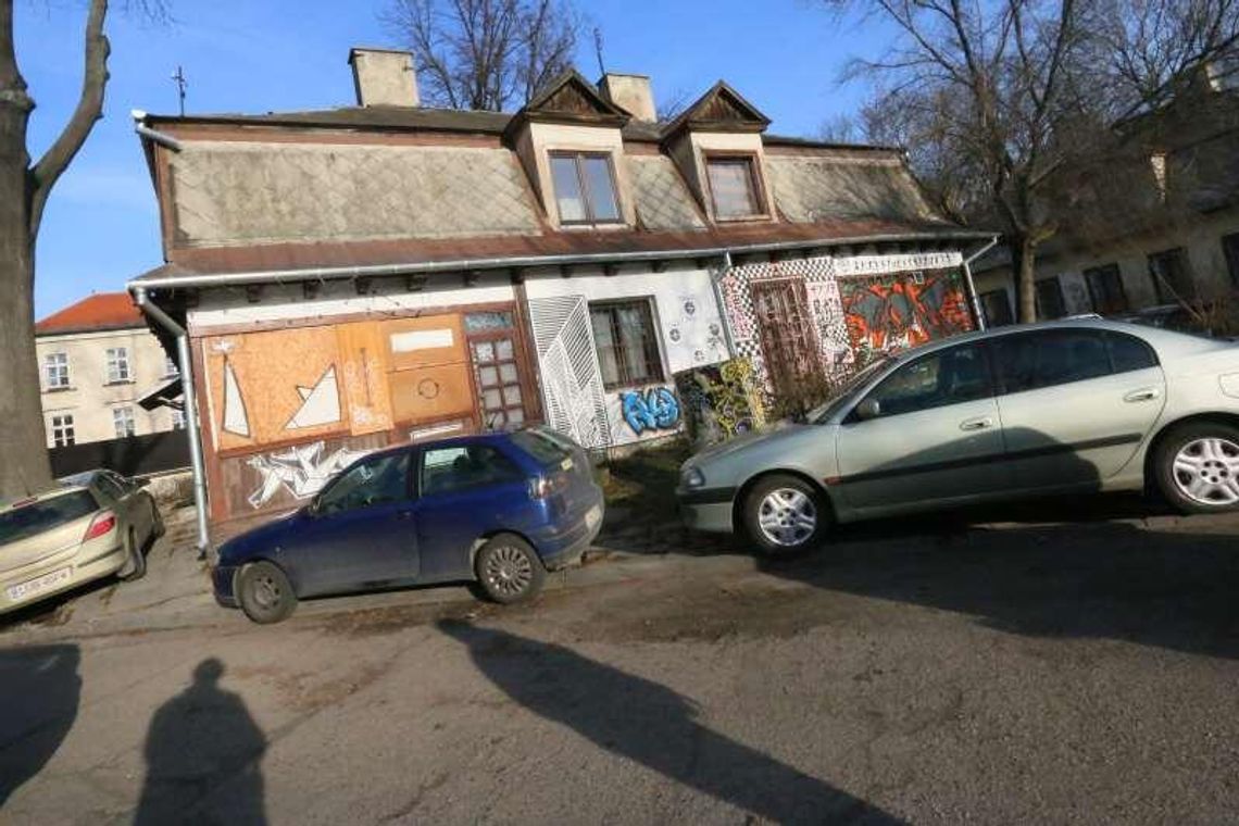 Nowa siedziba Tektury przy al. Piłsudskiego. Przez ścianę z komisariatem policji