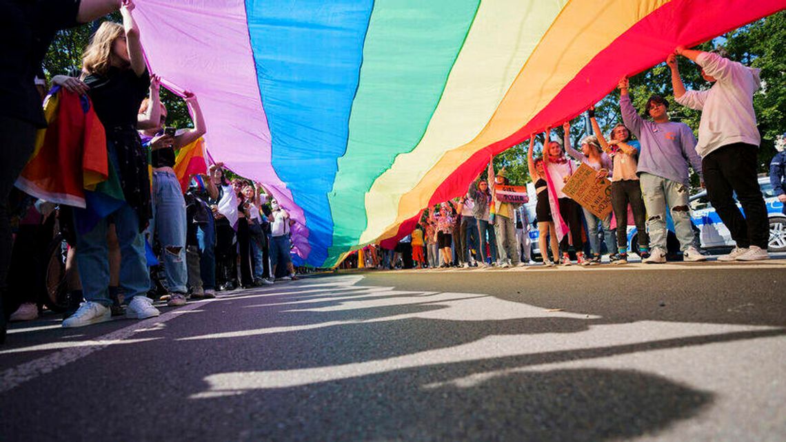 Nowa władza robi porządki z Samorządową Kartą Praw Rodzin. Czy odblokuje unijną dotację? Nowa władza robi porządki z Samorządową Kartą Praw Rodzin. Czy odblokuje unijną dotację?