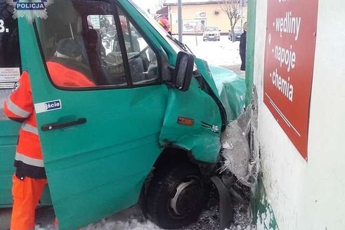 Nowa Wola: Bus pasażerski wjechał w sklep