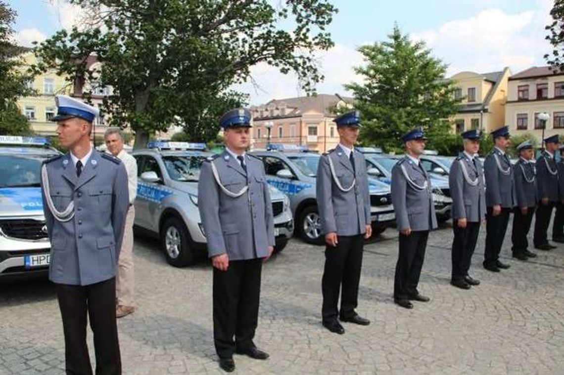 Nowe auta, awanse, sztandar i VIP-y. Policja w Białej Podlaskiej świętuje