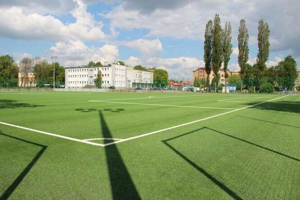 Nowe boisko ze sztuczną nawierzchnią już gotowe. Tak wygląda (zdjęcia)