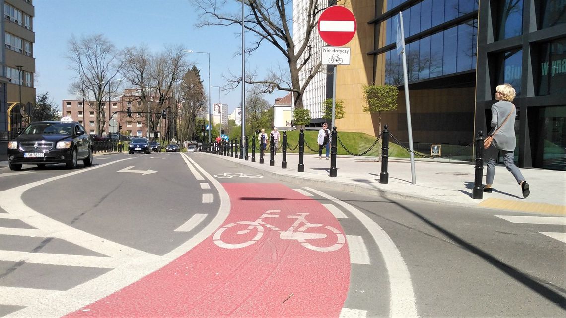 Nowe jaskrawe pasy pojawiły się w centrum Lublina. Dla rowerów jadących "pod prąd"