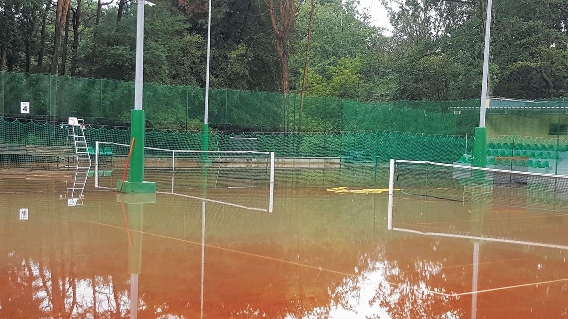 Nowe korty tenisowe utonęły w deszczu Nowe korty tenisowe utonęły w deszczu