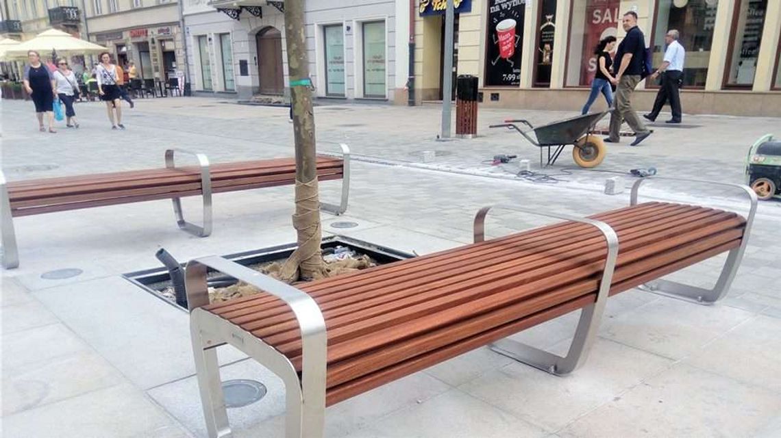 Nowe ławki i śmietniki na deptaku