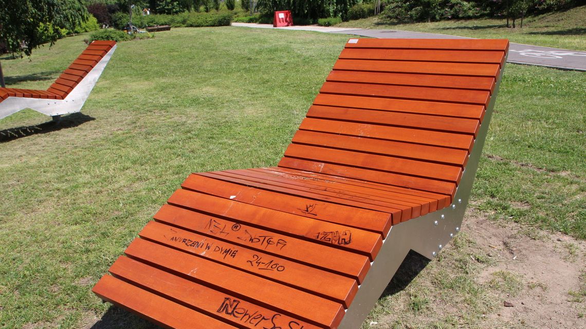 Nowe leżaki nad Wisłą już pomazane. To nie pierwszy przypadek wandalizmu w mieście Nowe leżaki nad Wisłą już pomazane. To nie pierwszy przypadek wandalizmu w mieście