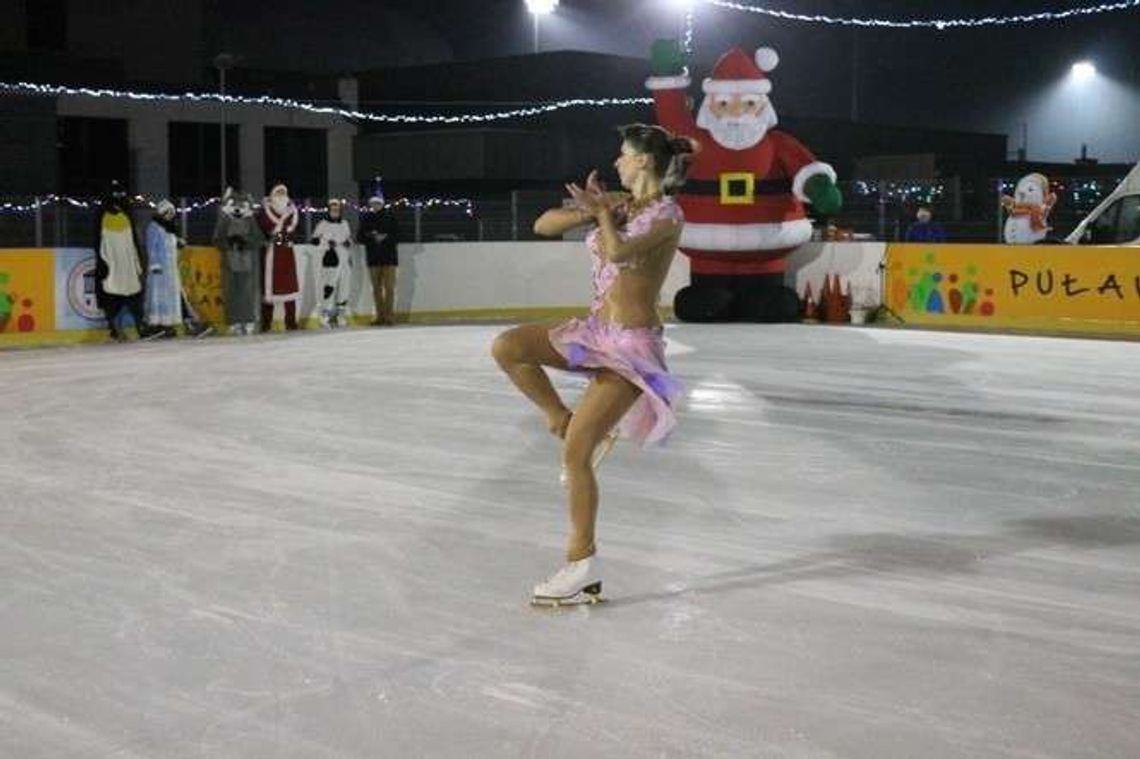 Nowe lodowisko w Puławach już otwarte. "Jest fantastyczna atmosfera" (zdjęcia)