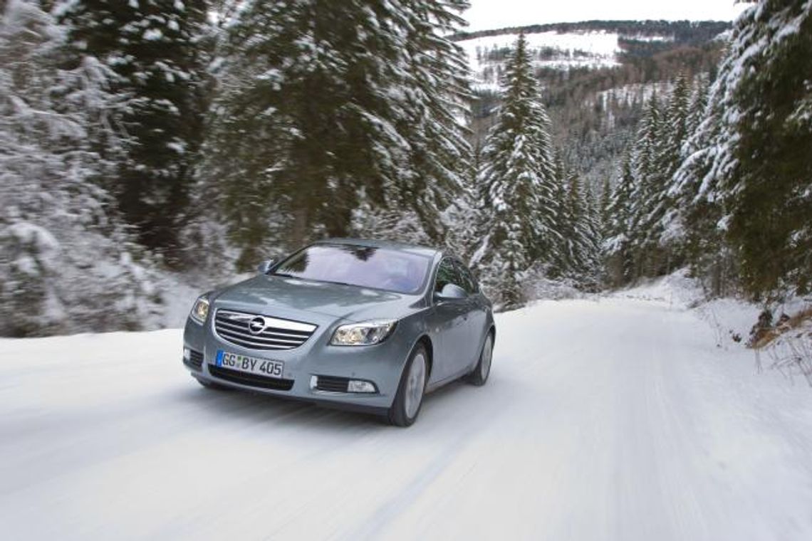 Nowe nieoznakowane radiowozy dla policji. Ople Insignia za Vectry