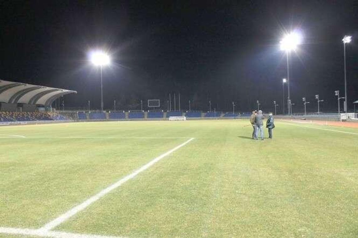 Nowe oświetlenie na stadionie w Puławach. Można znaleźć igłę w trawie