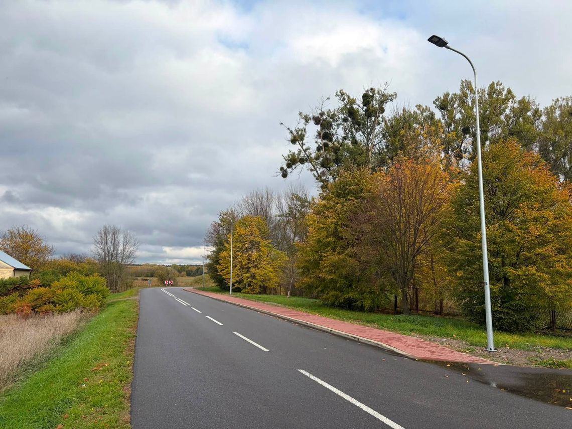 Nowe oświetlenie przy ul. Podzamcze w Opolu Lubelskim. Zamontowano 12 latarni Nowe oświetlenie przy ul. Podzamcze w Opolu Lubelskim. Zamontowano 12 latarni