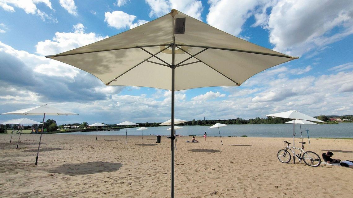 Nowe parasole nad Zalewem Kraśnickim ochronią przed słońcem. Jak ich nie połamią Nowe parasole nad Zalewem Kraśnickim ochronią przed słońcem. Jak ich nie połamią