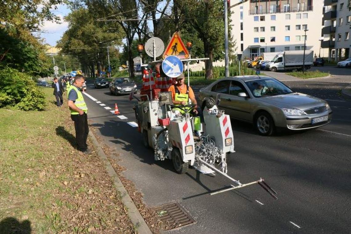 Nowe pasy rowerowe zastawione samochodami