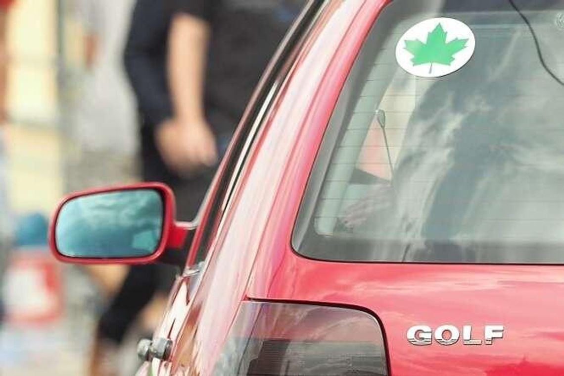 Nowe przepisy dla młodych kierowców. Naklejka na auto i szereg kar Nowe przepisy dla młodych kierowców. Naklejka na auto i szereg kar