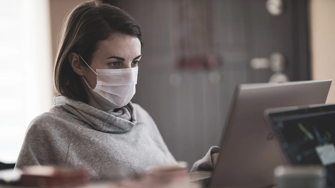 Nowe przepisy. Maseczki obowiązkowe też w pracy [LISTA]