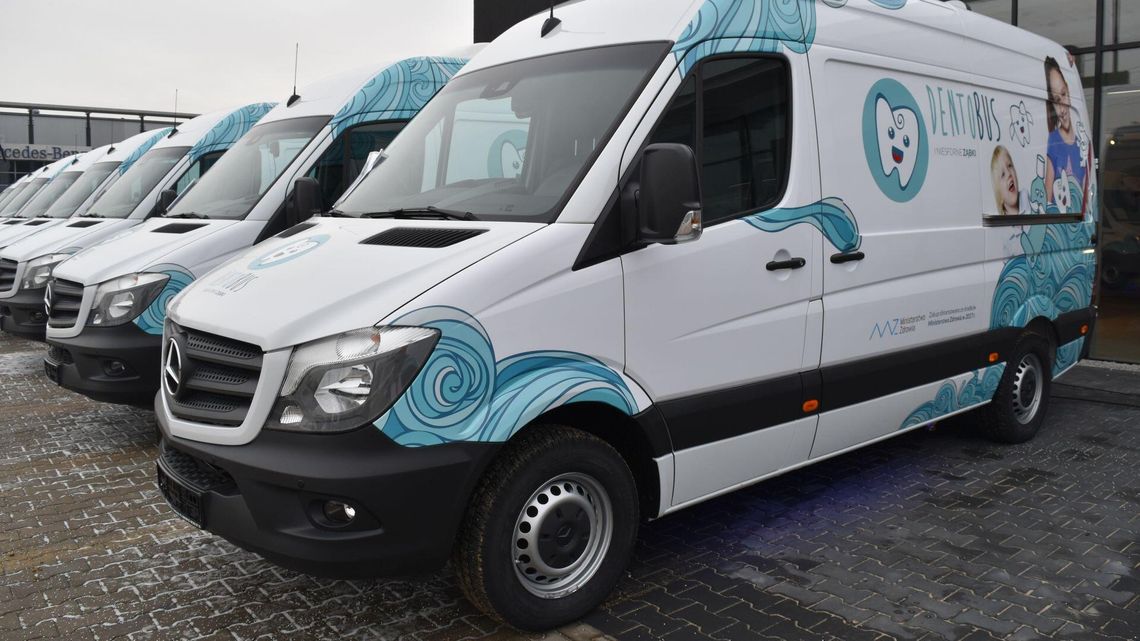 Nowe przepisy wchodzą do szkół. Będą wyrywać zęby nawet na parkingu