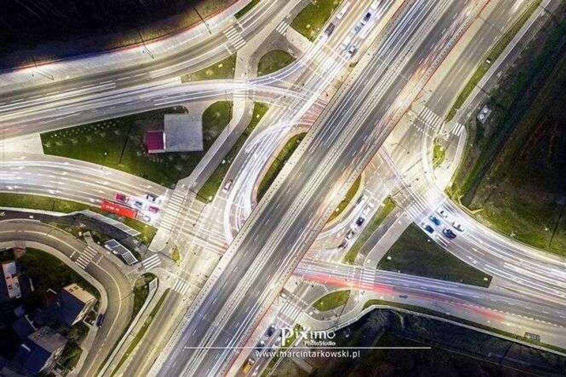 Nowe skrzyżowanie w Lublinie po zmroku. Te zdjęcia z drona robią niesamowite wrażenie