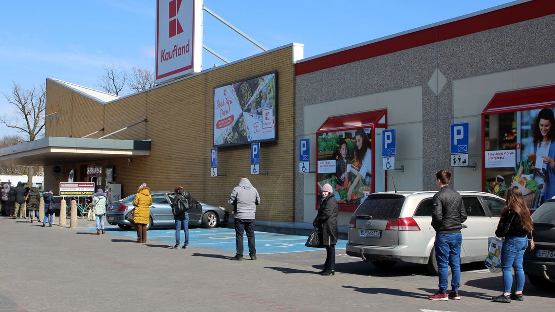 Nowe zasady w handlu. Przed sklepami w Puławach pojawiły się kolejki