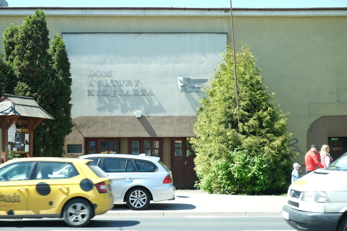 zewnętrzna fasada Domu Kolejarza w Lublinie