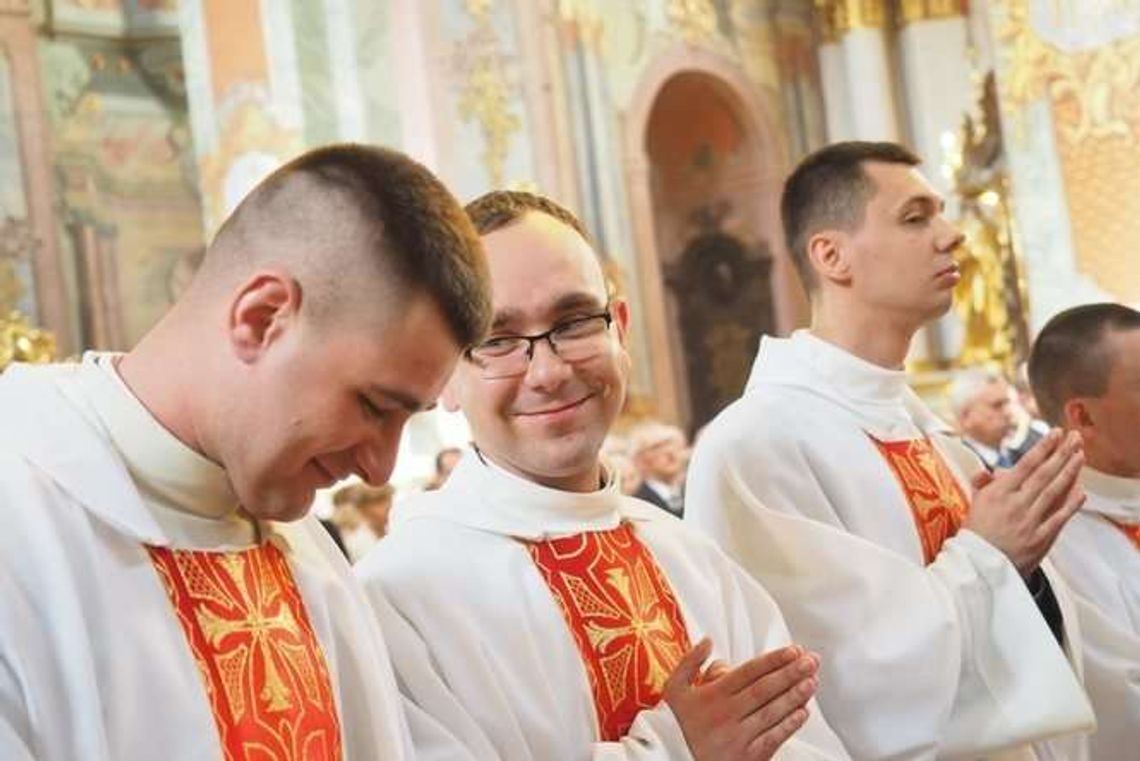 Nowi kapłani w archidiecezji. 12 diakonów przyjęło święcenia prezbiteratu