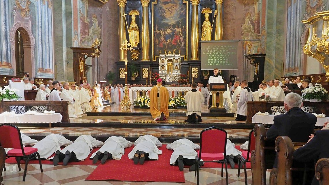 Nowi kapłani w archidiecezji. "Musicie wychodzić, jak mówił papież Franciszek, na peryferie"