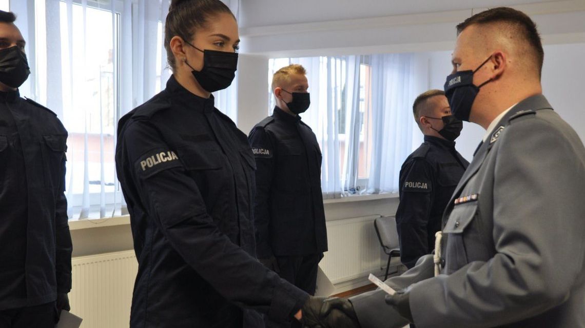 Nowi policjanci w puławskiej komendzie. Ślubowanie w reżimie sanitarnym [zdjęcia]