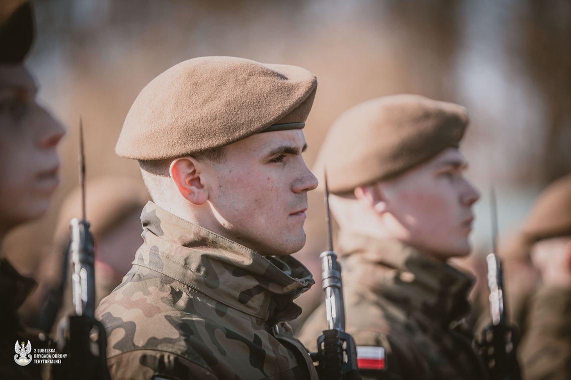 Ochotnicy Wojsk Obrony Terytorialnej podczas składania przysięgi wojskowej w Kraśniku, z udziałem rodzin, władz lokalnych i Orkiestry Wojskowej z Dęblina.