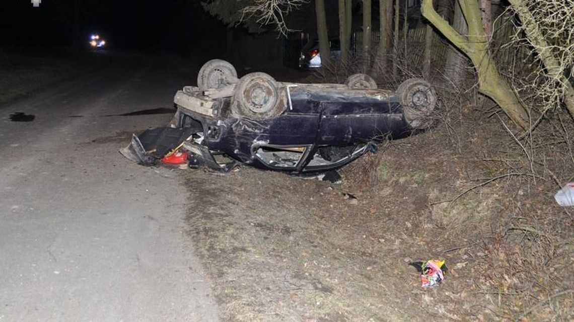 Nowiny: Kierowca wypadł z trasy. BMW wbiło się w przepust i dachowało Nowiny: Kierowca wypadł z trasy. BMW wbiło się w przepust i dachowało