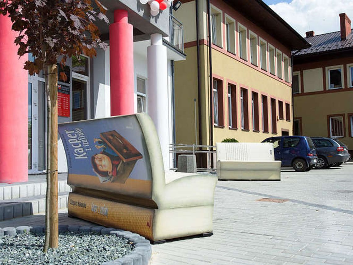 Nowoczesna biblioteka w Modliborzycach. Przed wejściem tzw. ławeczki literackie