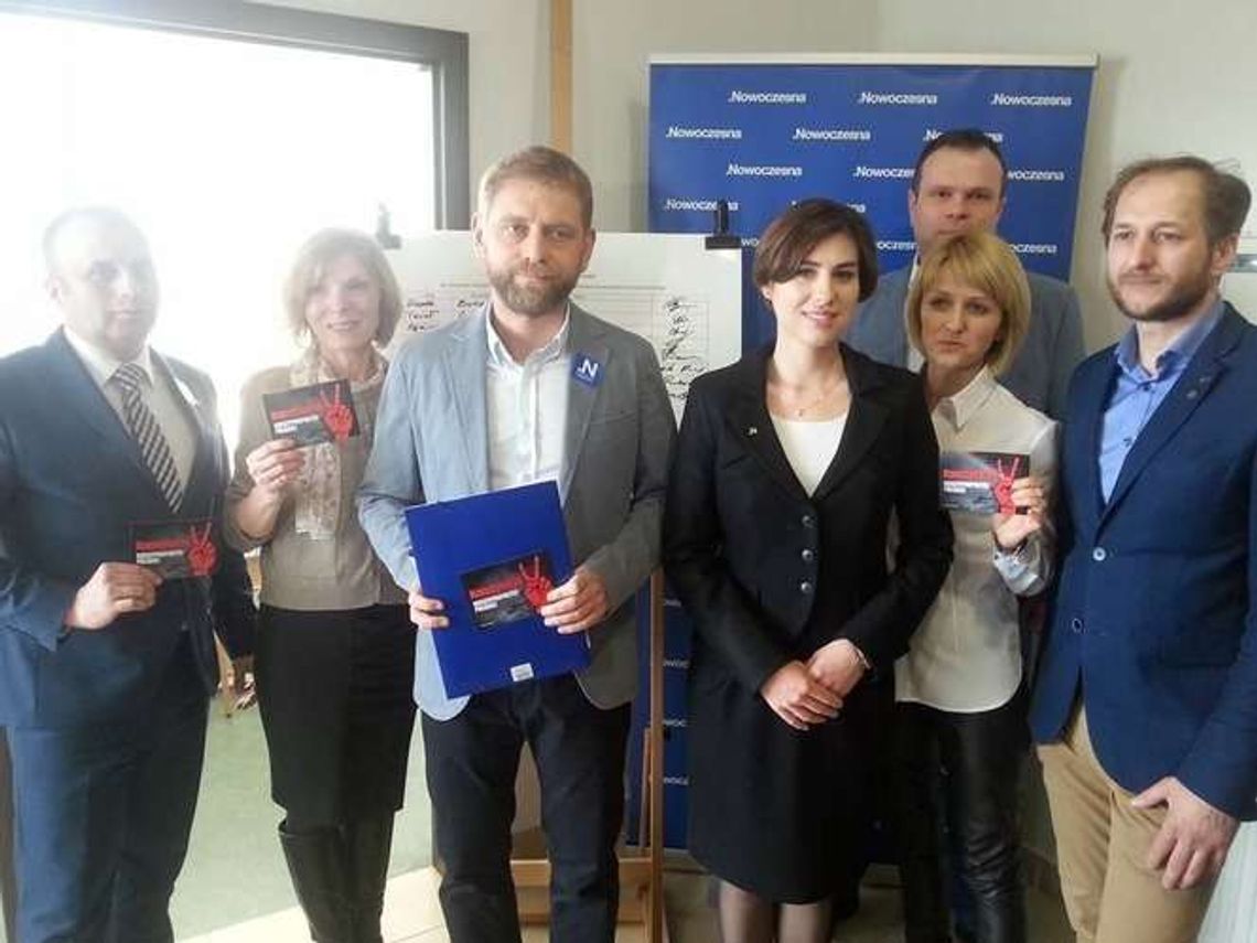 Nowoczesna broni konstytucji. Chcą zebrać kilka milionów podpisów Nowoczesna broni konstytucji. Chcą zebrać kilka milionów podpisów