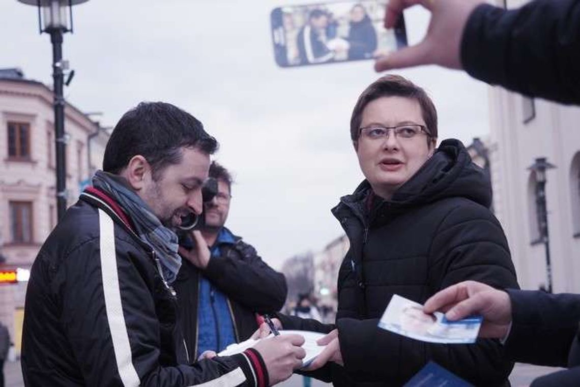 Nowoczesna zbiera podpisy ws. reformy edukacji. Katarzyna Lubnauer w Lublinie Nowoczesna zbiera podpisy ws. reformy edukacji. Katarzyna Lubnauer w Lublinie