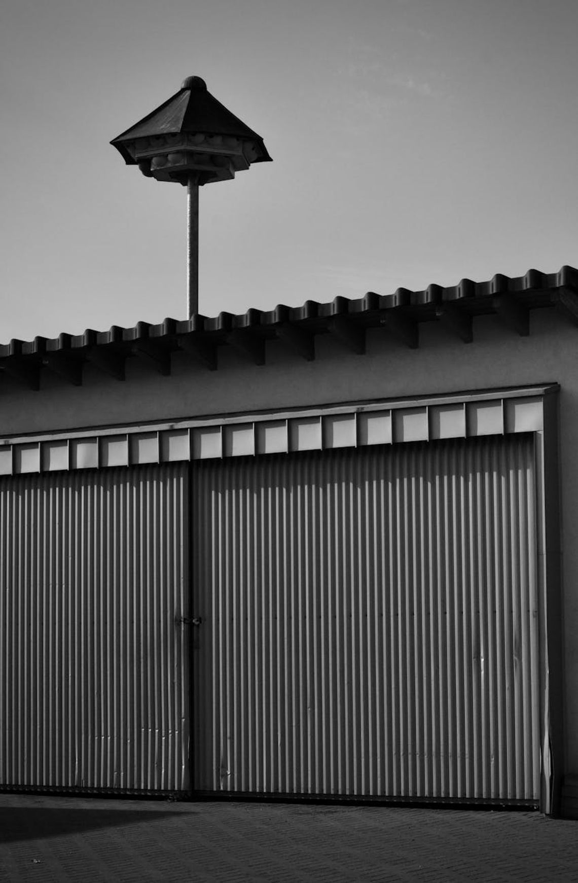 Nowoczesne garaże blaszane – jak dopasować wygląd do domu i otoczenia