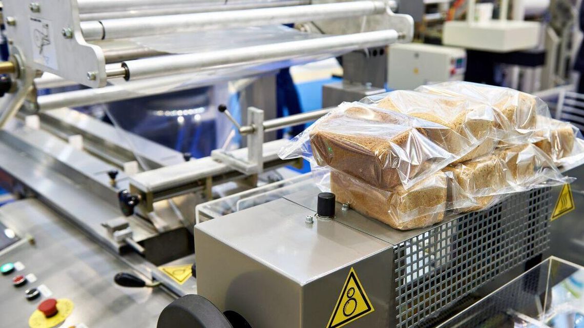 Nowoczesne maszyny pakujące – klucz do efektywnej produkcji. Poradnik dla firm