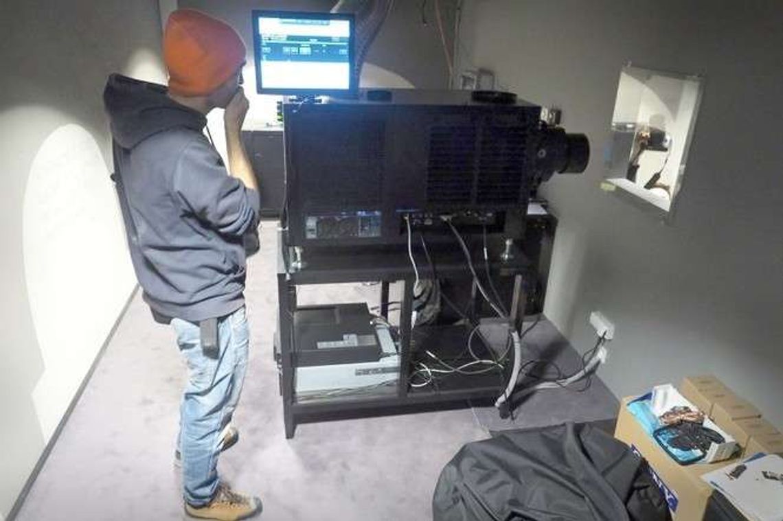 Nowoczesny projektor i ekran. Tak się zmieniło kameralne kino w CK