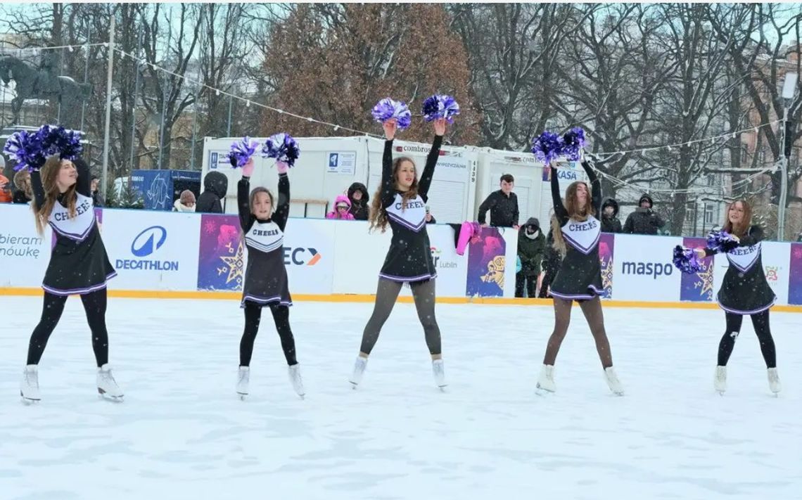 Noworoczne pokazy łyżwiarskie na Placu Litewskim. Występ zawodników UKŁF Salchow Lublin