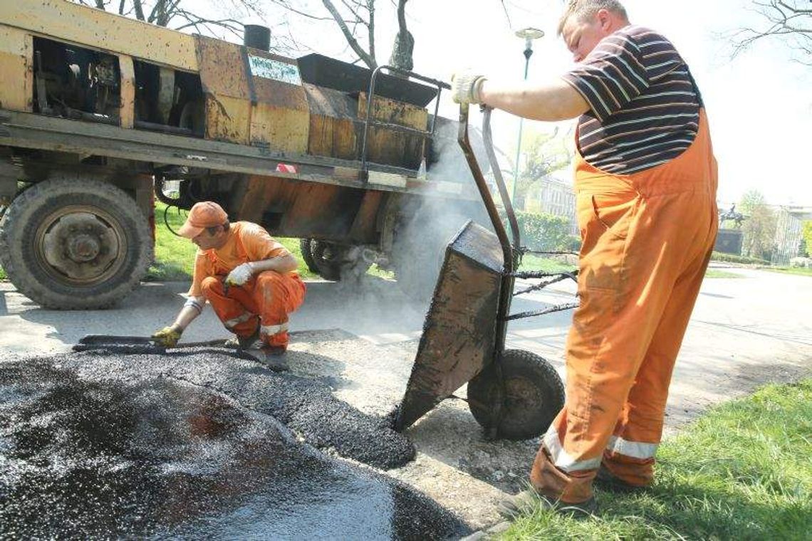 Nowy asfalt i trawa z rolki na placu Litewskim Nowy asfalt i trawa z rolki na placu Litewskim