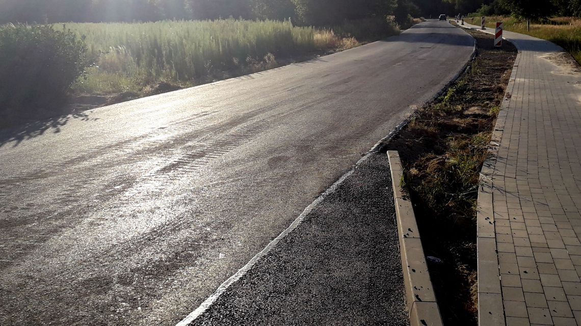 Nowy asfalt na trasie wylotowej z Puław. Droga blisko otwarcia 