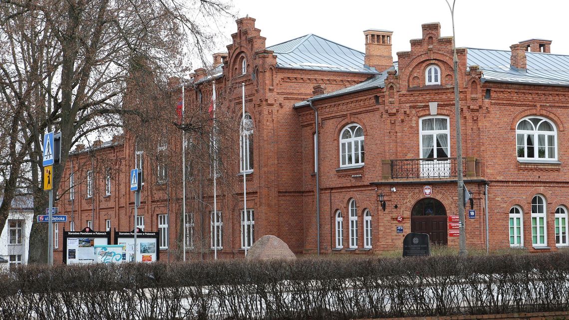 Nowy budżet mniejszy od starego. Połowa wydatków trafi na oświatę