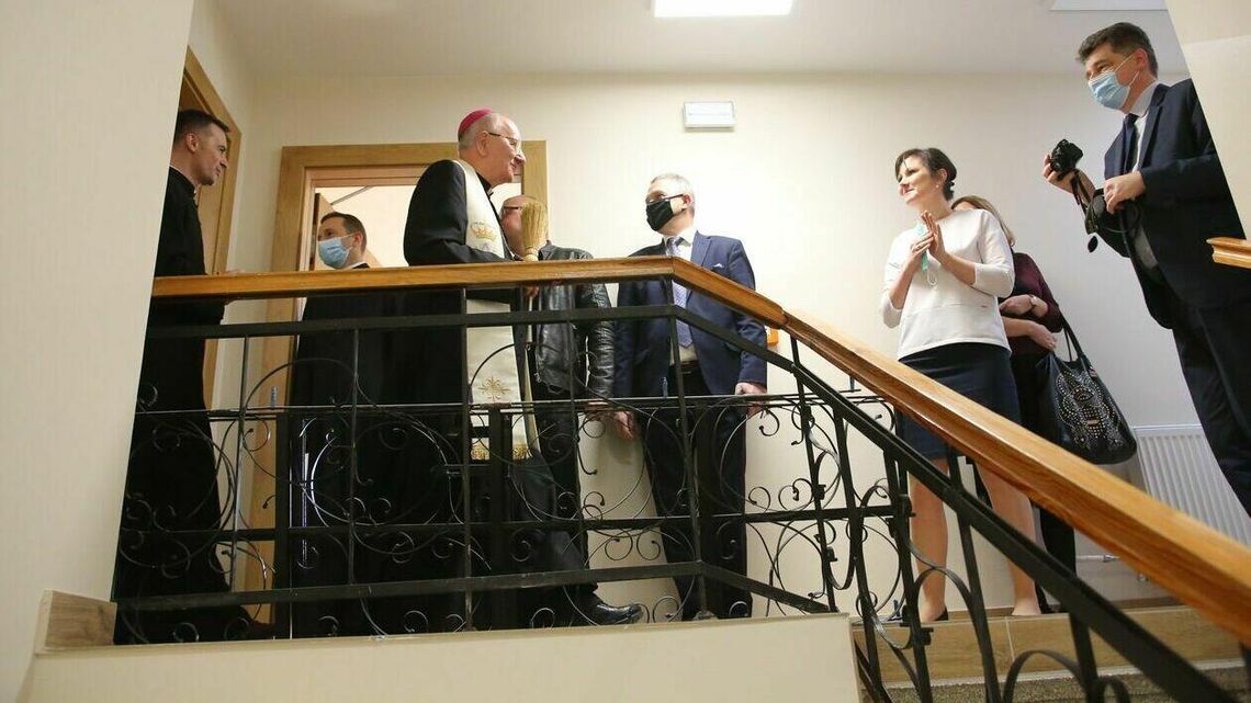 Nowy dom Caritasu. Mieszkania i świetlica w Dąbrowicy oficjalnie otwarte 