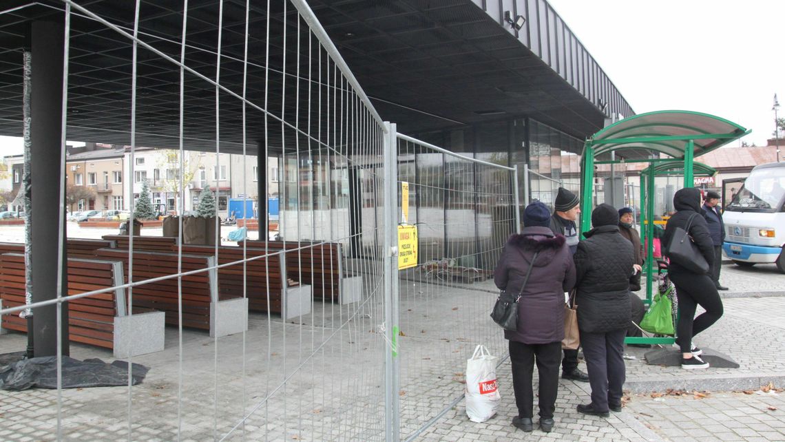 Nowy dworzec autobusowy miał być gotowy już ponad rok temu. Podróżni nadal muszą korzystać z wiat
