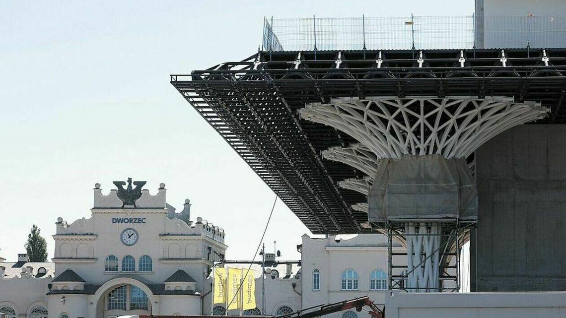 Nowy dworzec w budowie i już duży kłopot. Ktoś zapomniał, że będą schody