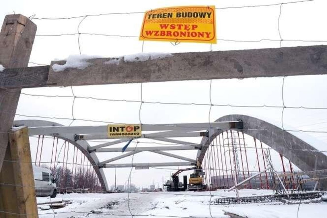 Nowy most na Bystrzycy już prawie gotowy. Demontują podpory Nowy most na Bystrzycy już prawie gotowy. Demontują podpory