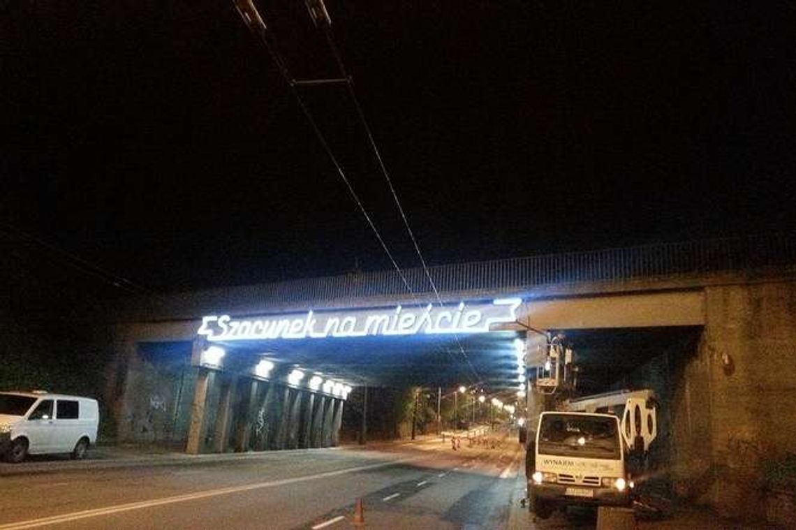 Nowy neon "Szacunek na mieście" zaświecił w Lublinie Nowy neon "Szacunek na mieście" zaświecił w Lublinie