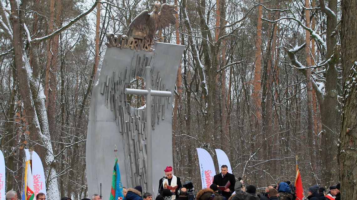 Nowy pomnik w Puławach odsłonięty. Krzyż i orzeł w koronie [zdjęcia]